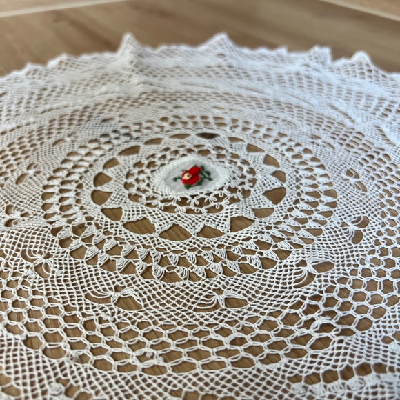 Hand Knit Floral Circle Doily Tablecloth, Tablecloth Crocheted, Vintage Cloth - Picture 2 of 4